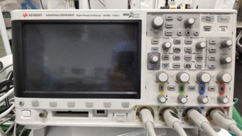 電気計測装置群（オシロスコープ、スペクトルアナライザー、ＬＣＲメーター、等）