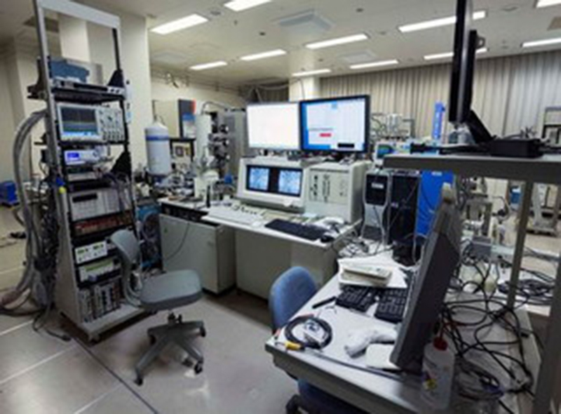 超伝導蛍光X線検出器付走査型電子顕微鏡 (SC-SEM)